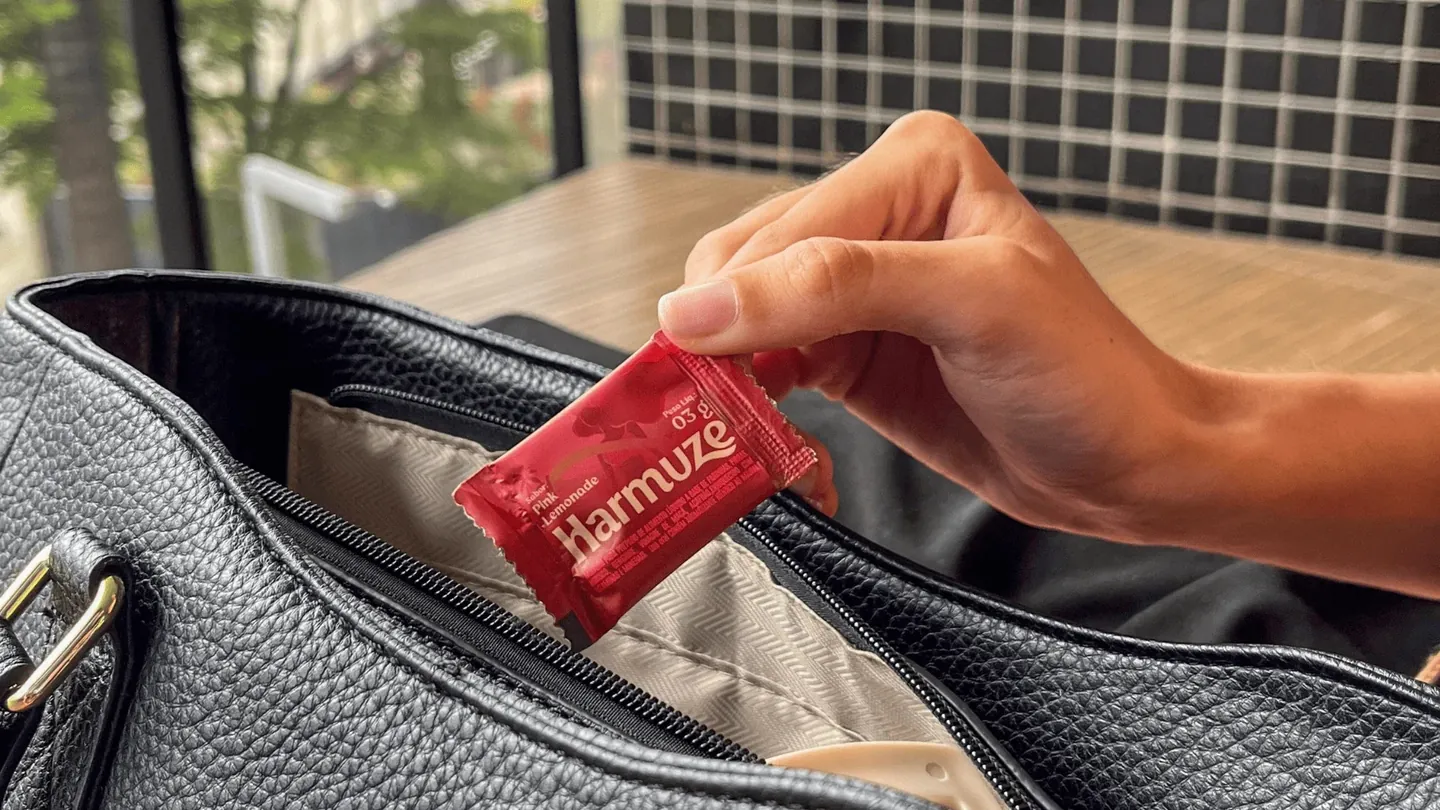 Sachê de Harmuze sendo guardado em uma bolsa